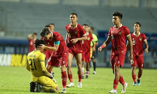 Thủ môn Ernando Ari của U23 Indonesia đá hỏng phạt đền ở loạt luân lưu, khiến đội nhà thua U23 Việt Nam ở chung kết Giải U23 Đông Nam Á 2023. Ảnh: Intagram 