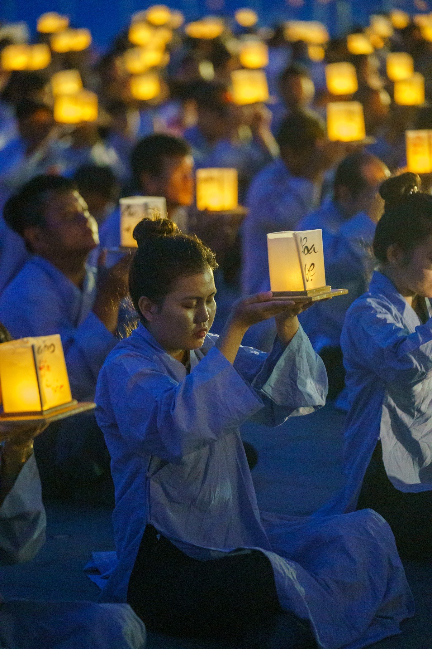 Mỗi ngọn đèn hoa đăng được thắp lên là một lời cầu nguyện, một tâm niệm thiện lành, an lạc cho mình và cho mọi người. Nghi thức dâng hoa đăng được tổ chức vào tối 27.8.