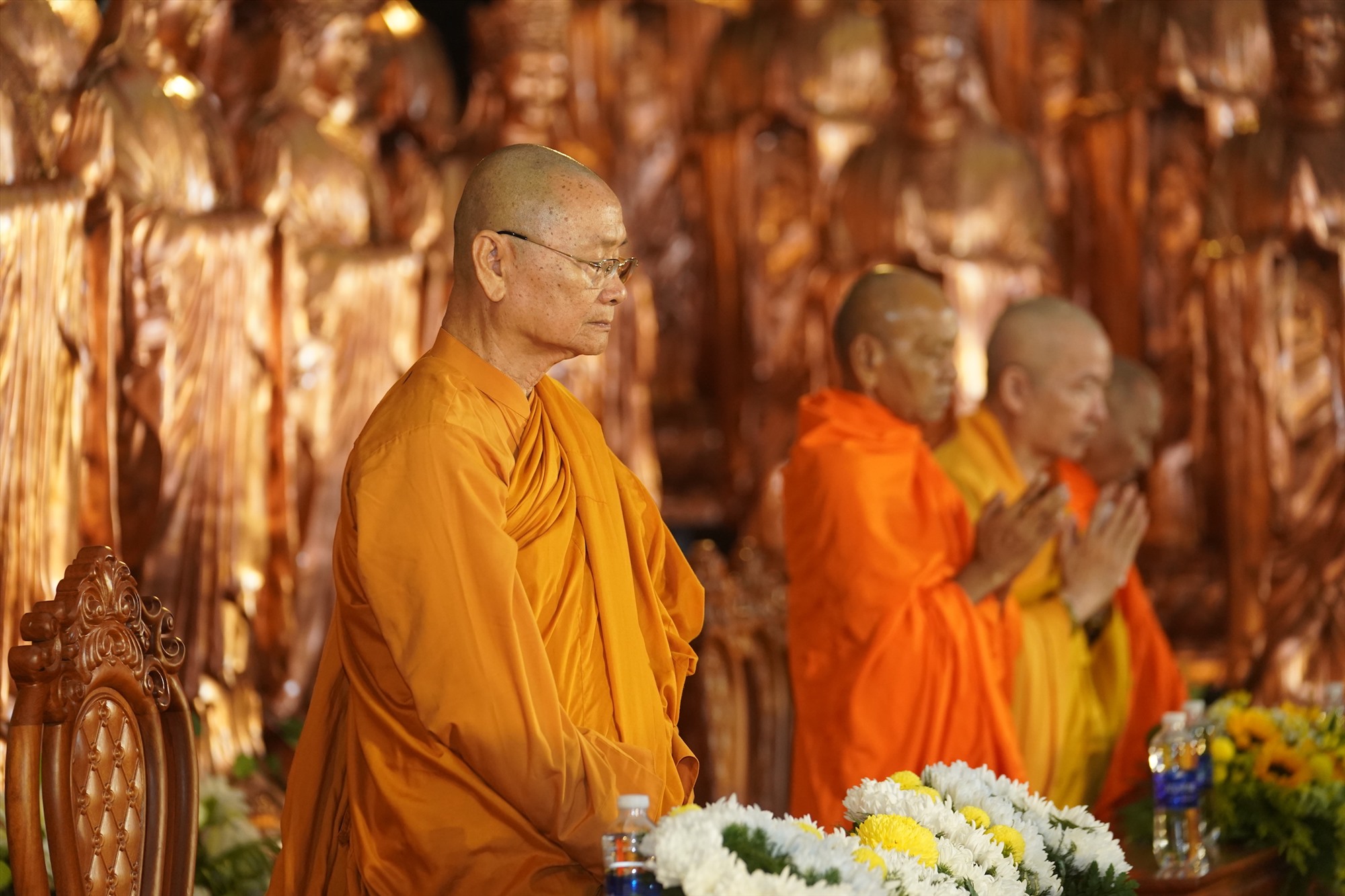 Đông đảo Phật tử và du khách đã tập trung tại khu triển lãm Phật giáo để lắng nghe Trưởng lão Hòa Thượng Viên Minh - Phó Pháp Chủ GHPGVN trò chuyện về nguồn gốc của ngày lễ Vu Lan và những chiêm nghiệm xoay quanh đức hiếu hạnh. Là một trong những thiền sư nổi tiếng trên con đường tu học, nghiên cứu và thuyết pháp về đạo Phật, Hoà thượng Viên Minh đã có những đóng góp đáng kể cho Phật giáo Việt Nam và nhận được rất nhiều sự kính trọng từ các Phật tử trong và ngoài nước. 