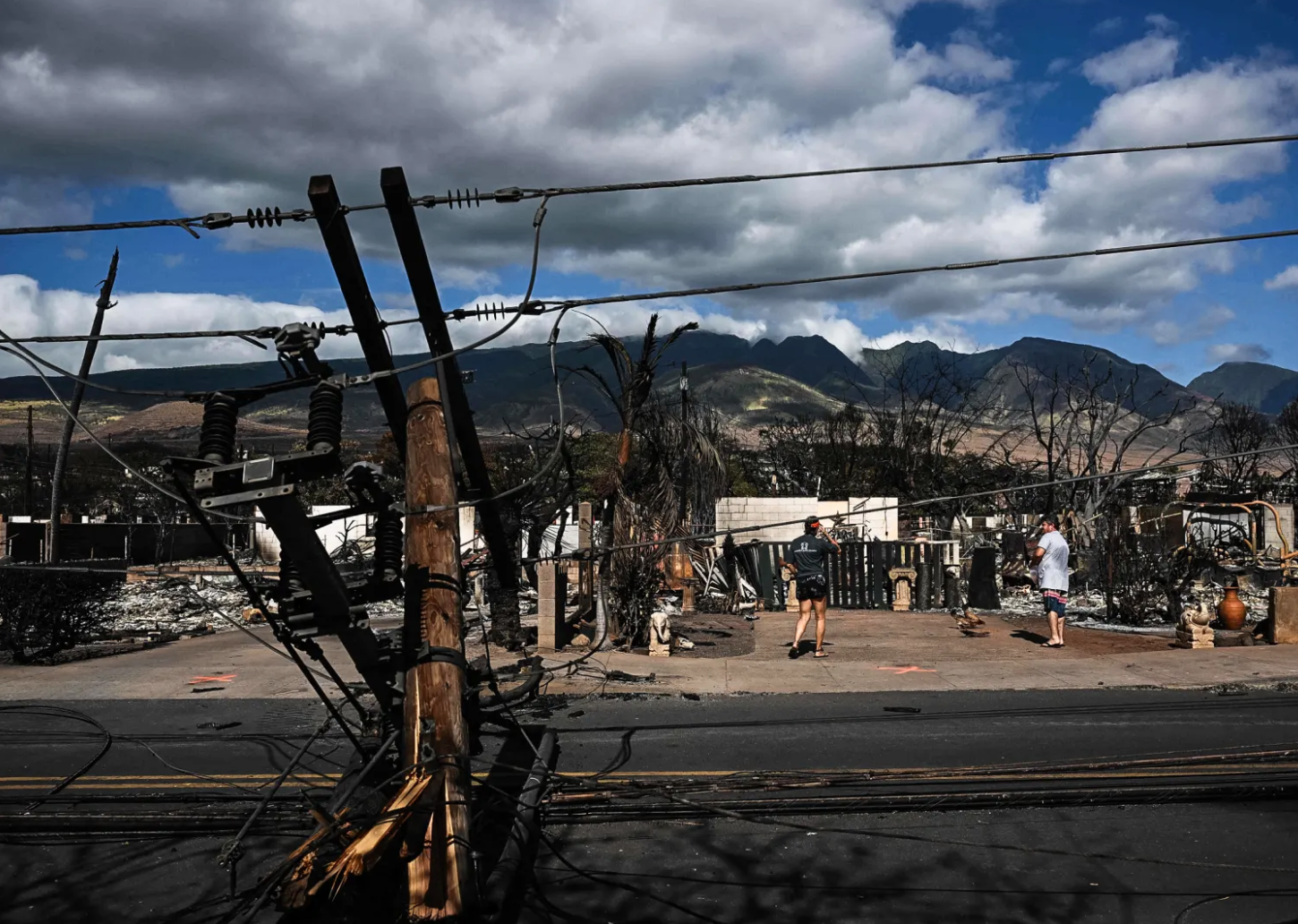 Cột điện bằng gỗ bị đổ ở Lahaina, Maui, Hawaii. Ảnh: AFP
