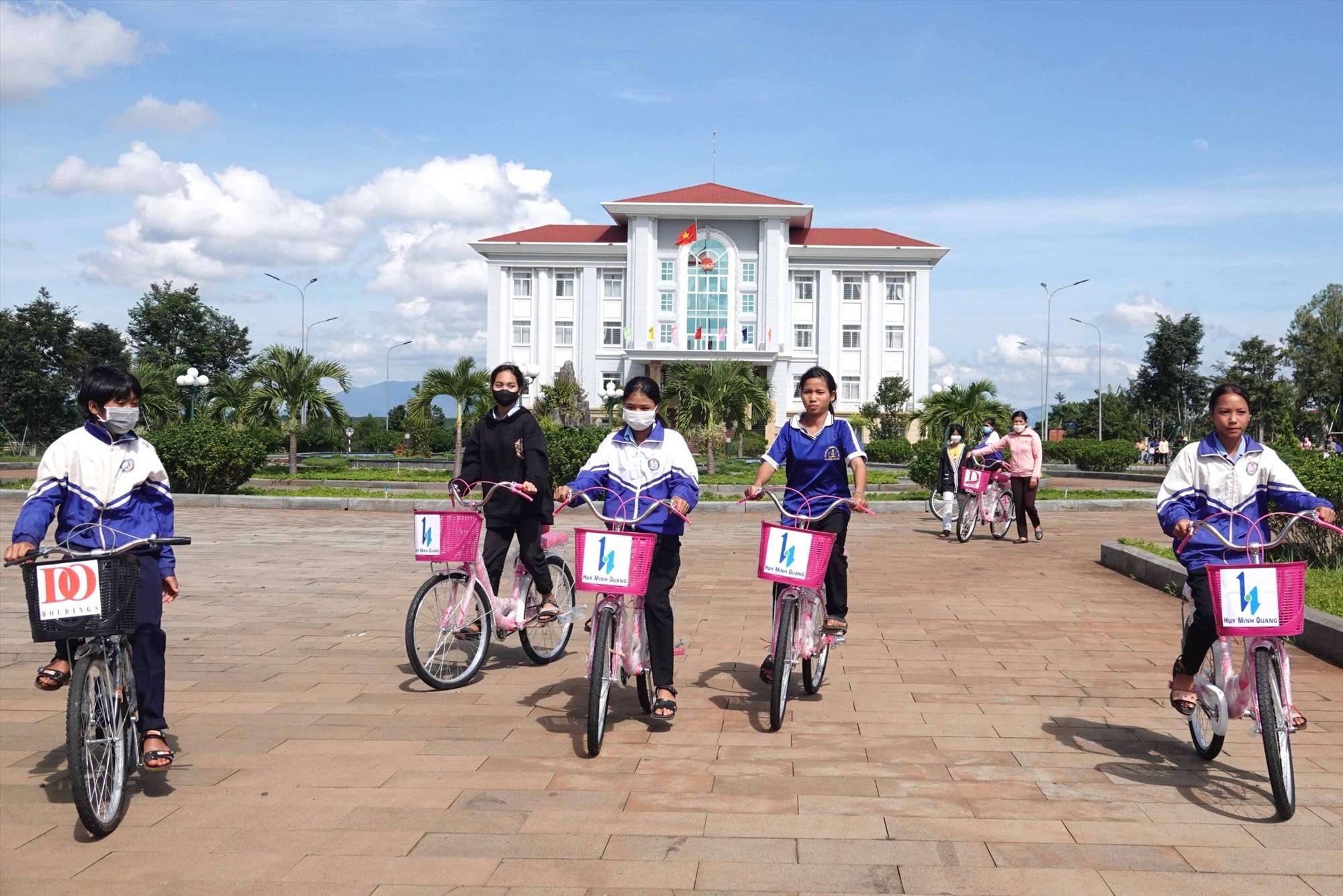 Học sinh huyện Đak Đoa đạp xe mới về nhà. Ảnh: Thanh Tuấn 