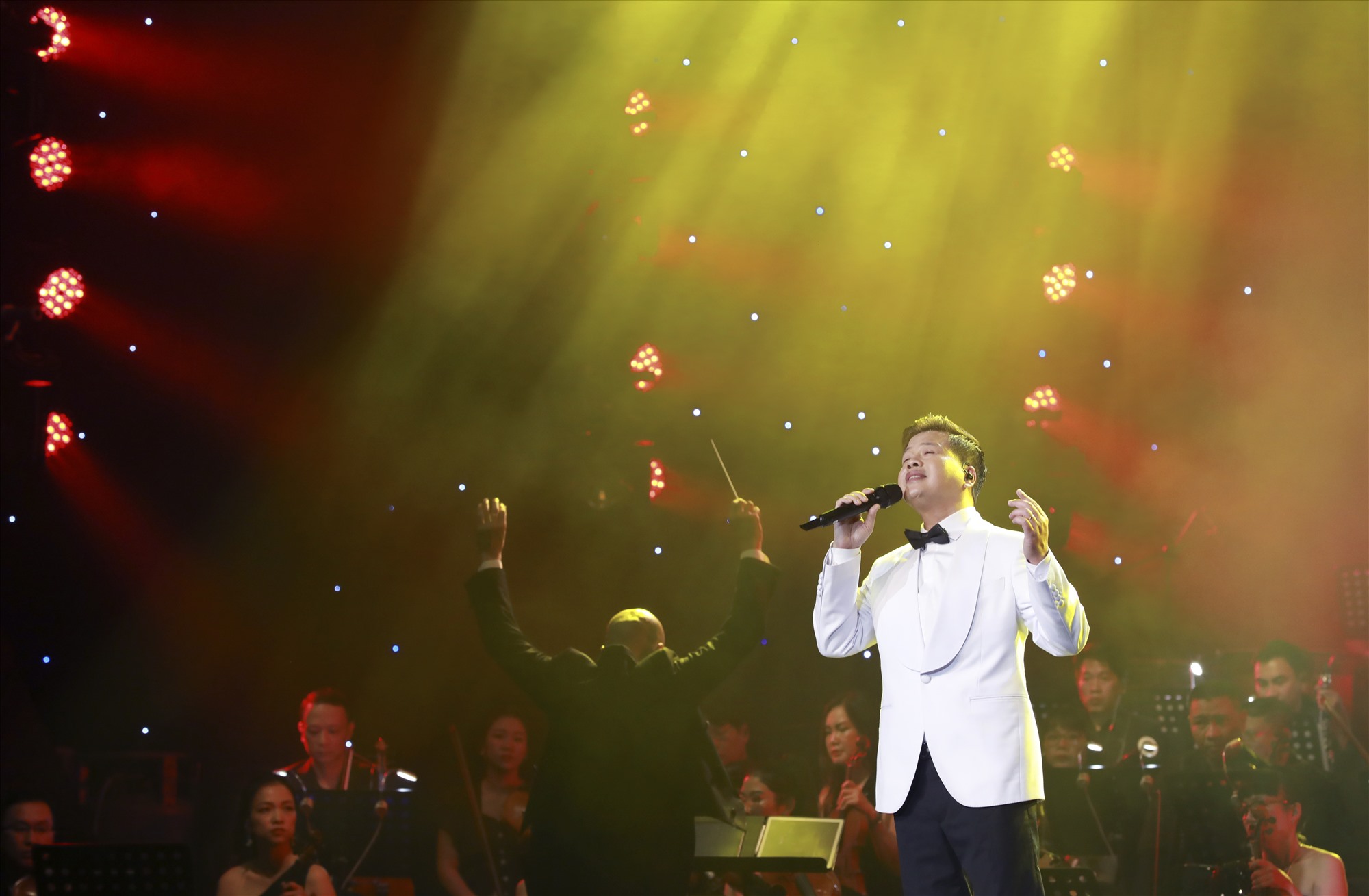 NSƯT Đăng Dương đánh dấu cột mốc 30 năm ca hát bằng liveshow "Tổ quốc gọi tên mình". Ảnh: Nhân vật cung cấp 