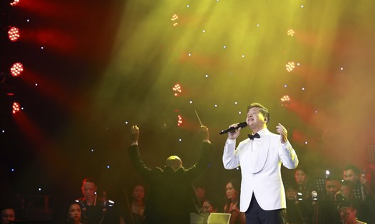 NSƯT Đăng Dương đánh dấu cột mốc 30 năm ca hát bằng liveshow "Tổ quốc gọi tên mình". Ảnh: Nhân vật cung cấp 