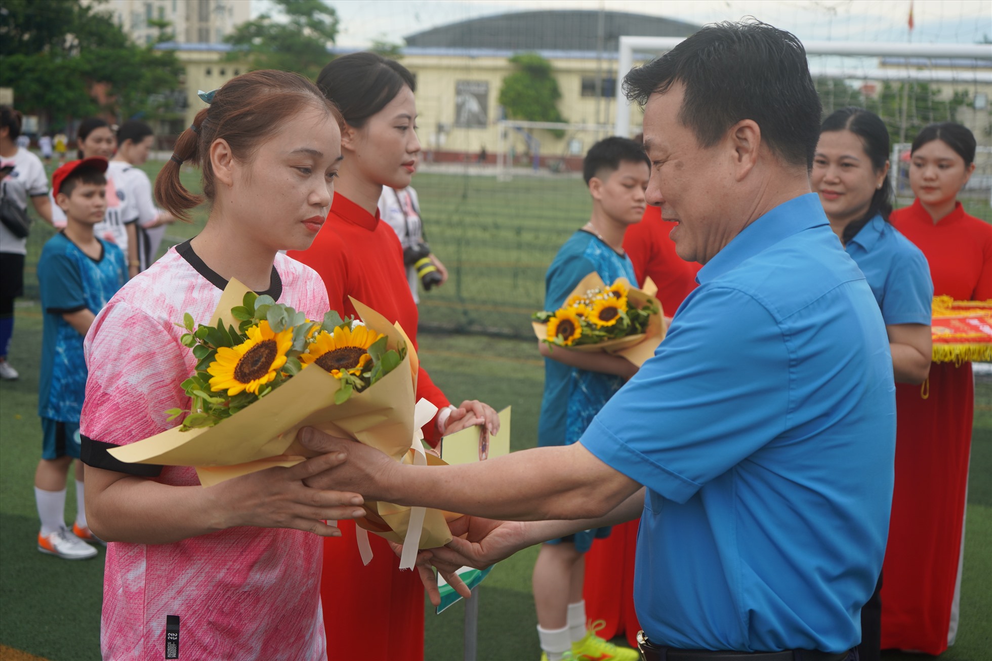 Đại diện lãnh đạo Liên đoàn Lao động TP Hải Phòng tặng hoa các đội tuyển tham gia giải. Ảnh: Mai Dung
