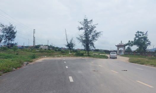 Tuyến đường Nguyễn Văn Giai đang là đường cụt vì vướng nghĩa địa tiềm ẩn nguy cơ tai nạn giao thông. Ảnh: Trần Tuấn.
