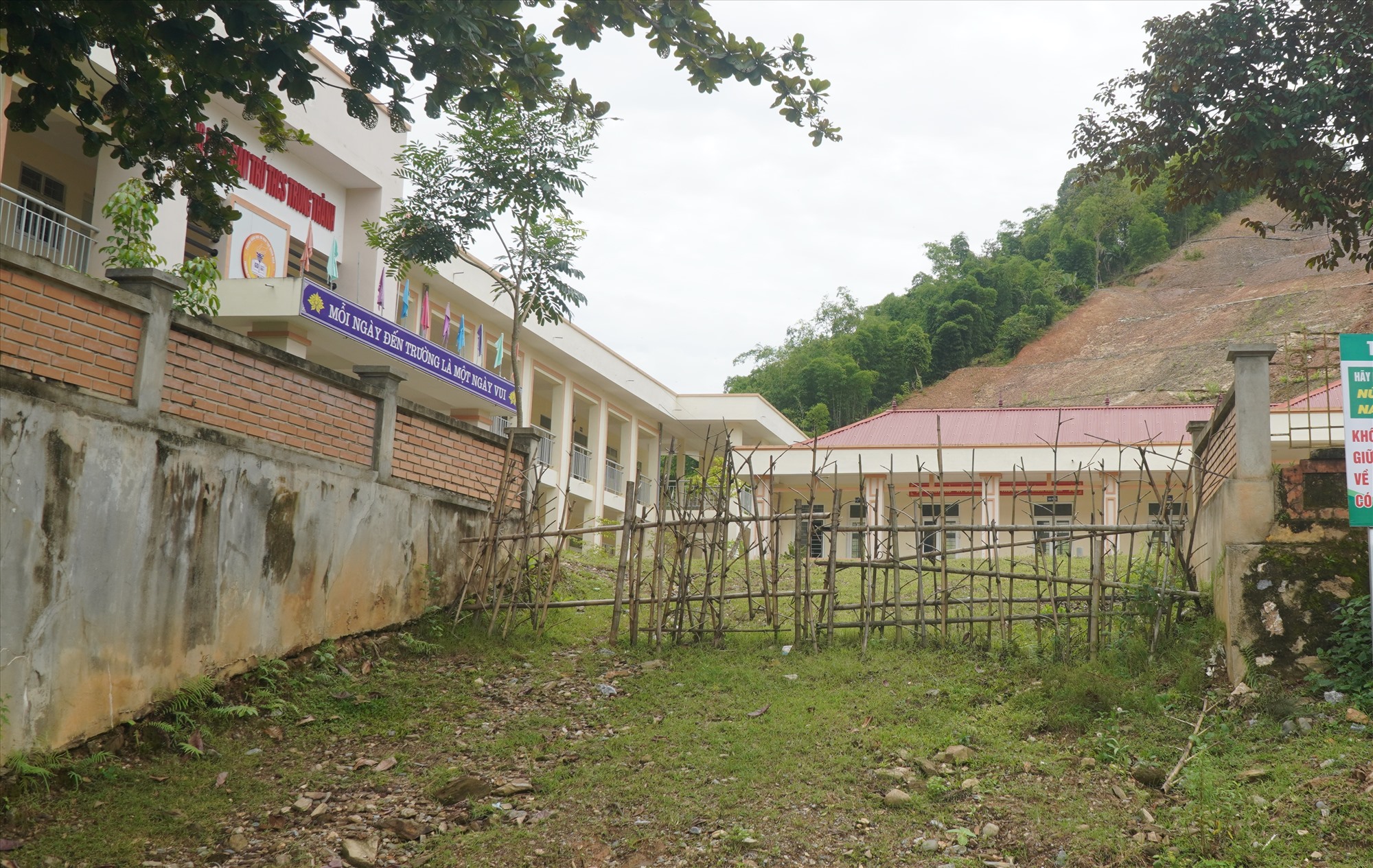 Theo đại diện lãnh đạo UBND xã Trung Thành, huyện Quan Hóa cho biết, do trường đối diện với nguy cơ sạt lở, 2 năm qua hơn 200 học sinh và cán bộ giáo viên của Trường PTDTBT - THCS Trung Thành phải đi học nhờ ở Trường tiểu học. Trong khi đó, Trường Tiểu học Trung Thành chỉ có 7 phòng học, nên xảy ra tình trạng thiếu phòng học. Ảnh: Quách Du
