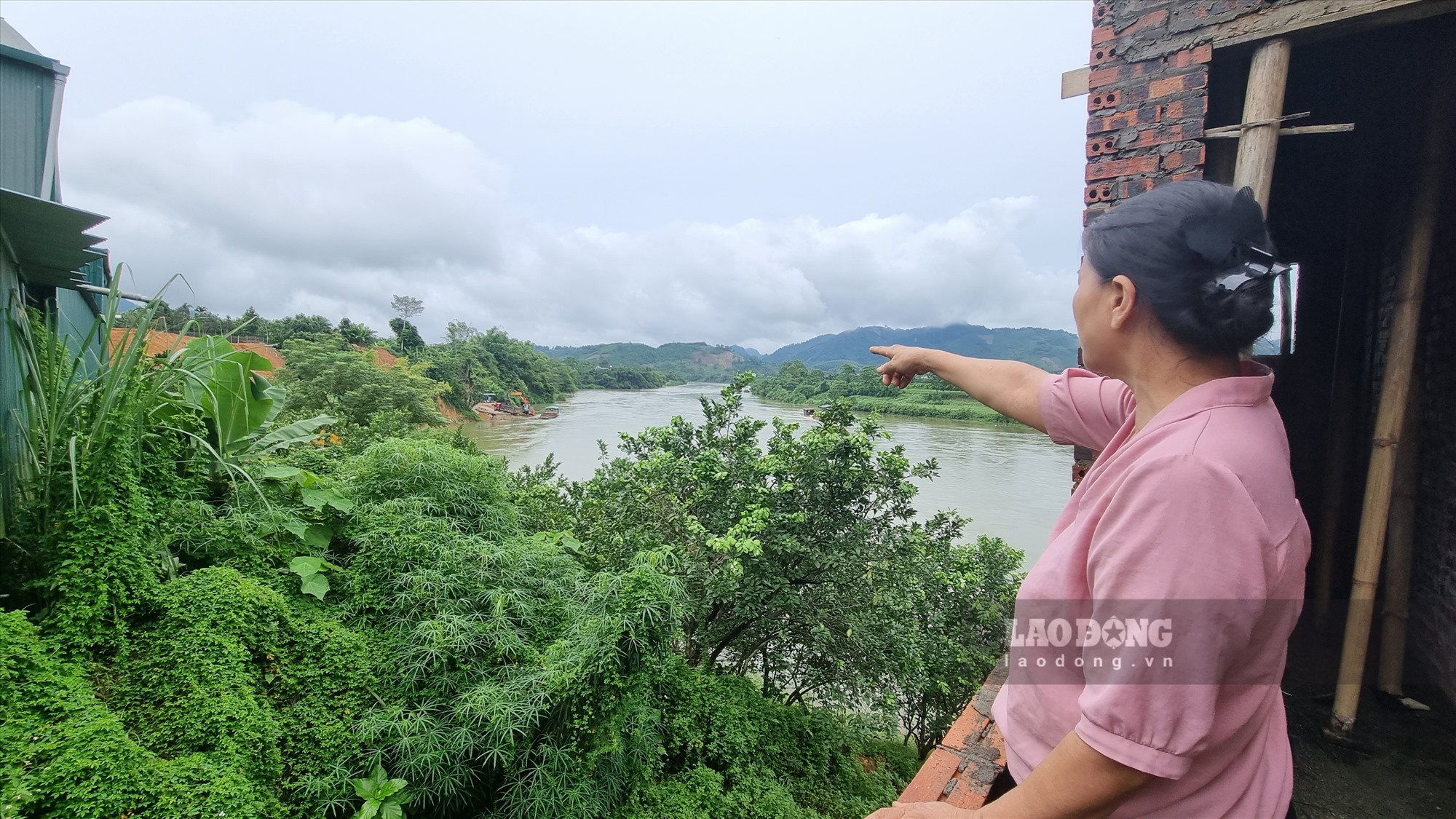 Người dân bức xúc việc khai thác cát, sỏi làm nứt tường, sụt lún. Ảnh: Lam Thanh