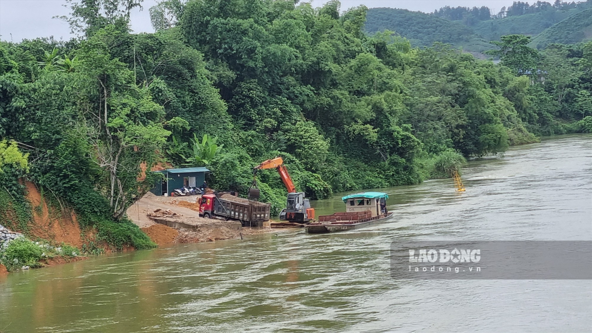 Trao đổi với PV Báo Lao Động, ông Triệu Ngọc Lý - Phó chủ tịch UBND xã Xuân Vân cho biết, chính quyền địa phương đã nắm được những bức xúc, kiến nghị của người dân. UBND xã vẫn thường xuyên kiểm tra, giám sát hoạt động khai thác của đơn vị. Đồng thời báo cáo sự việc lên các cấp giải quyết.