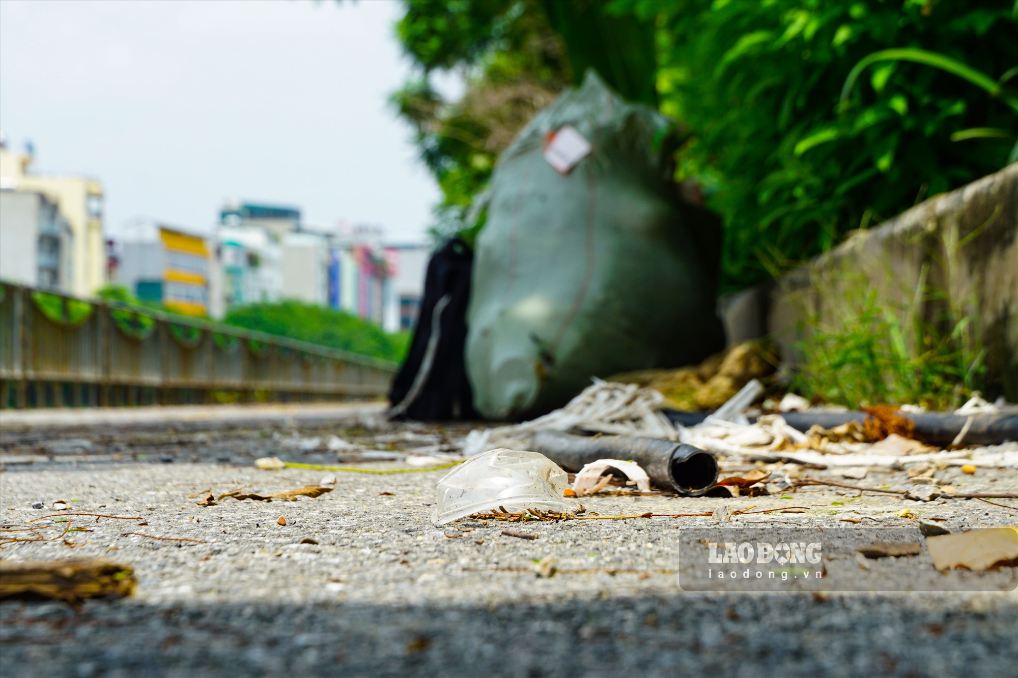Ông Trịnh Xuân Long (trú tại 1194 đường Láng) than thở: “Đường đi bộ nhưng bị một số đối tượng coi như điểm tập kết rác thải. Đi bộ tập thể dục tại khu vực này khá bất tiện vì ngoài rác thải, tình trạng xú uế bừa bãi, mùi hôi thối cũng xông lên nồng nặc”.