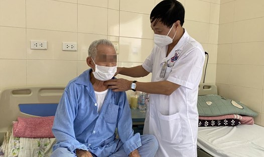 Bác sĩ thăm khám cho một bệnh nhân ung thư đang điều trị tại Bệnh viện K. Ảnh: Thùy Linh