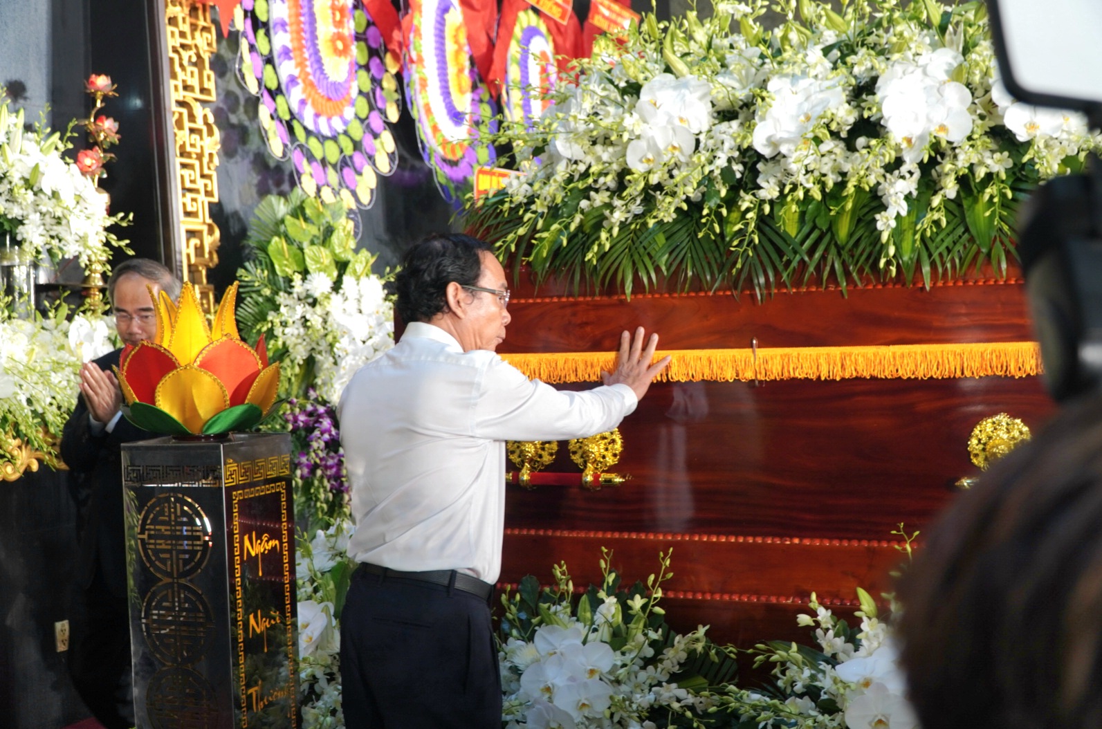 Uỷ viên Bộ Chính trị, Bí thư Thành ủy TPHCM Nguyễn Văn Nên tiễn biễn GS.TS Trần Hồng Quân vào trưa ngày 27.8.