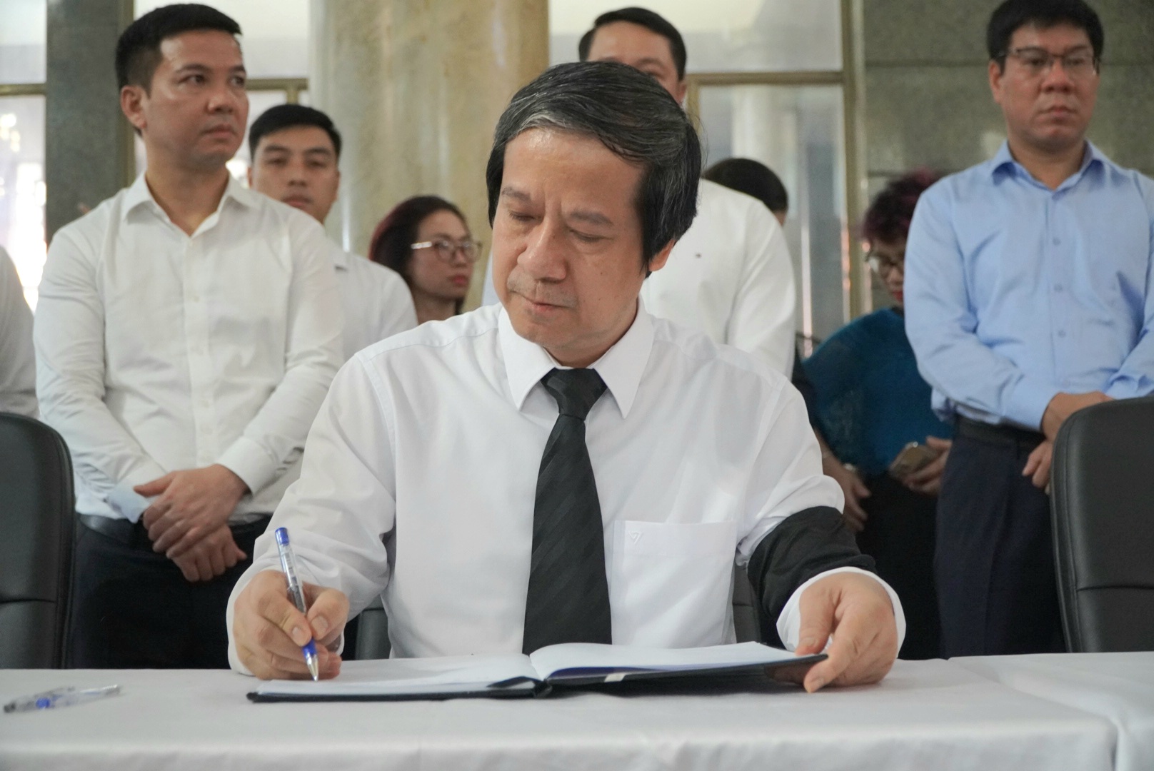 Bộ trưởng Nguyễn Kim Sơn làm trưởng đoàn Ban cán sự Đảng bộ Bộ GD&ĐT cùng Ban lãnh đạo bộ thay mặt cho ngành GD&ĐT vào kính viếng.