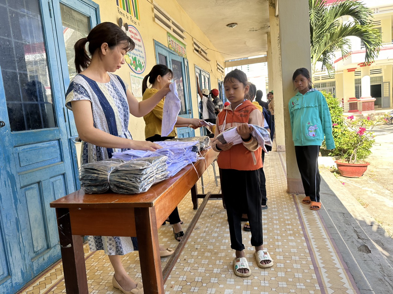 Học sinh vùng sâu vùng xa của tỉnh Đắk Lắk được các tổ chức thiện nguyện trao tặng áo quần mới trước khi bắt đầu năm học. Ảnh: Bảo Trung