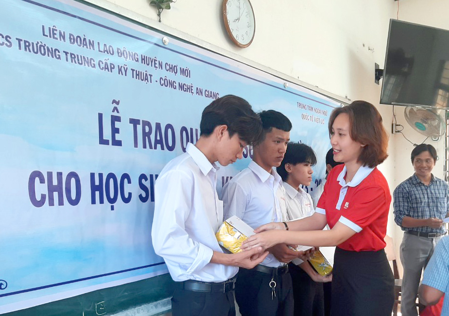 Trao quà Tiếp sức đến trường cho con đoàn viên vượt khó học giỏi. Ảnh: Hải Vân