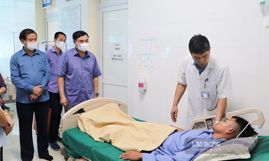 Ông Trần Quốc Cường - Bí thư Tỉnh ủy Điện Biên (thứ 3 bên trái) thăm hỏi bệnh nhân nghi ngộ độc do thuốc diệt cỏ. Ảnh: Tâm An