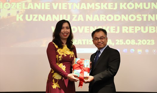 Thứ trưởng Ngoại giao Lê Thị Thu Hằng (trái) chúc mừng cộng đồng người Việt được công nhận dân tộc thiểu số tại Slovakia. Ảnh: BNG