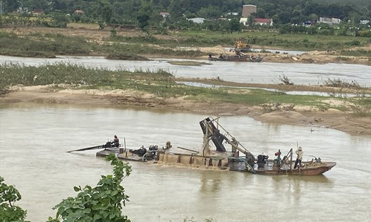 Tàu khai thác hút nạo cát trên sông Đăk Bla. Ảnh: Thanh Tuấn 