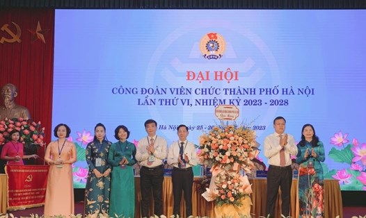 Lãnh đạo Liên đoàn Lao động Thành phố Hà Nội chúc mừng Đại hội Công đoàn Viên chức Thành phố Hà Nội nhiệm kỳ 2023 - 2028. Ảnh: CĐCS