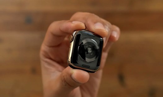 Việc vệ sinh Apple Watch là rất quan trọng, vì bụi bẩn và mồ hôi có thể sẽ bám vào dây đeo, mặt đồng hồ và gây ảnh hưởng tới người dùng. Ảnh: 9to5mac