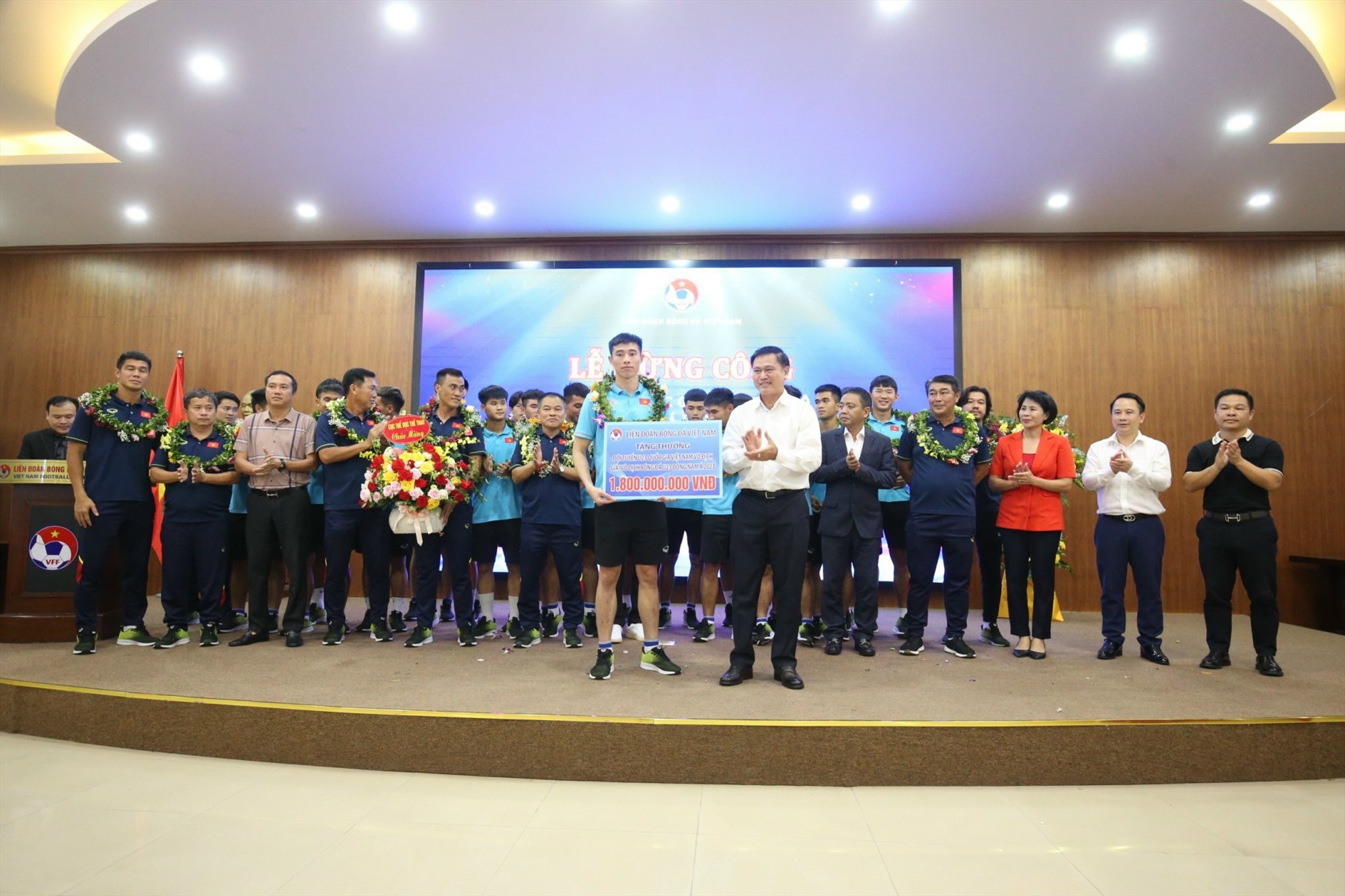 VFF trao thưởng cho đội tuyển U23 Việt Nam. Ảnh: Trung Thu