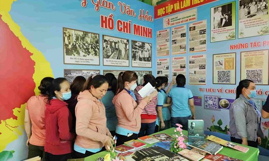 Đoàn viên, người lao động Công ty Thêu Vĩnh Dương  tham quan Không gian văn hóa Hồ Chí Minh được trưng bày tại doanh nghiệp. Ảnh: Đức Long