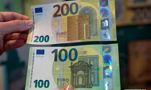 Đồng 100 và 200 euro. Ảnh: Xinhua