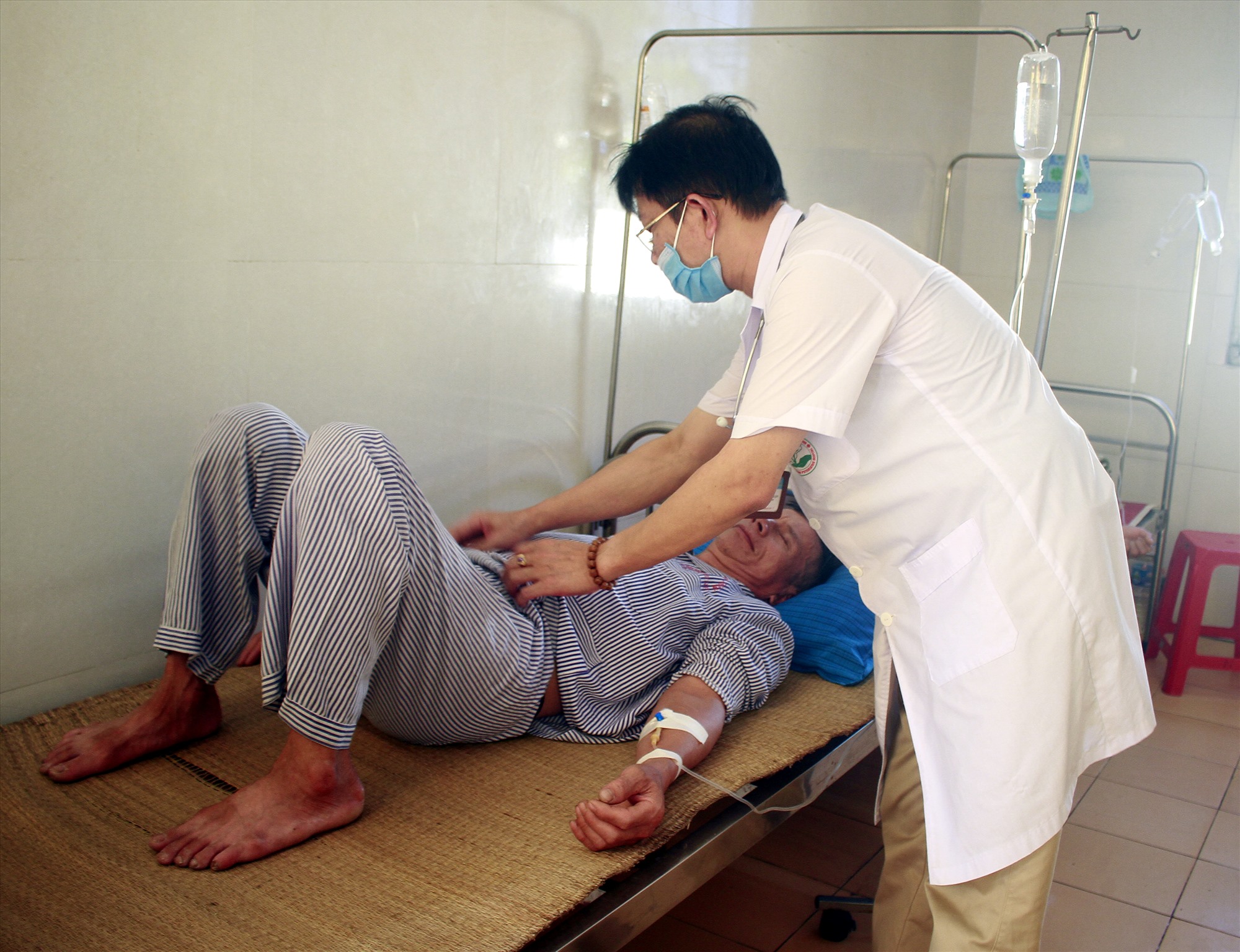 Giữ chân cán bộ, nhân viên y tế trong hệ thống công lập tại Ninh Bình