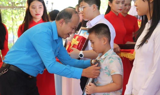 Công đoàn viên chức TP Đà Nẵng tổ chức lễ tuyên dương, trao học bổng học sinh xuất sắc tiêu biểu năm học 2022-2023 cho 127 học sinh tiêu biểu. Ảnh: Nguyễn Linh