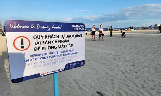 Người dân thận trọng sau thông tin cảnh báo trộm cắp tài sản trên biển Đà Nẵng. Ảnh: Thùy Trang