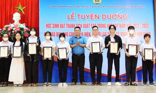 Công đoàn Khu Công nghệ cao và các khu công nghiệp Đà Nẵng tuyên dương học sinh có thành tích xuất sắc trong học tập. Ảnh: Trà Vân
