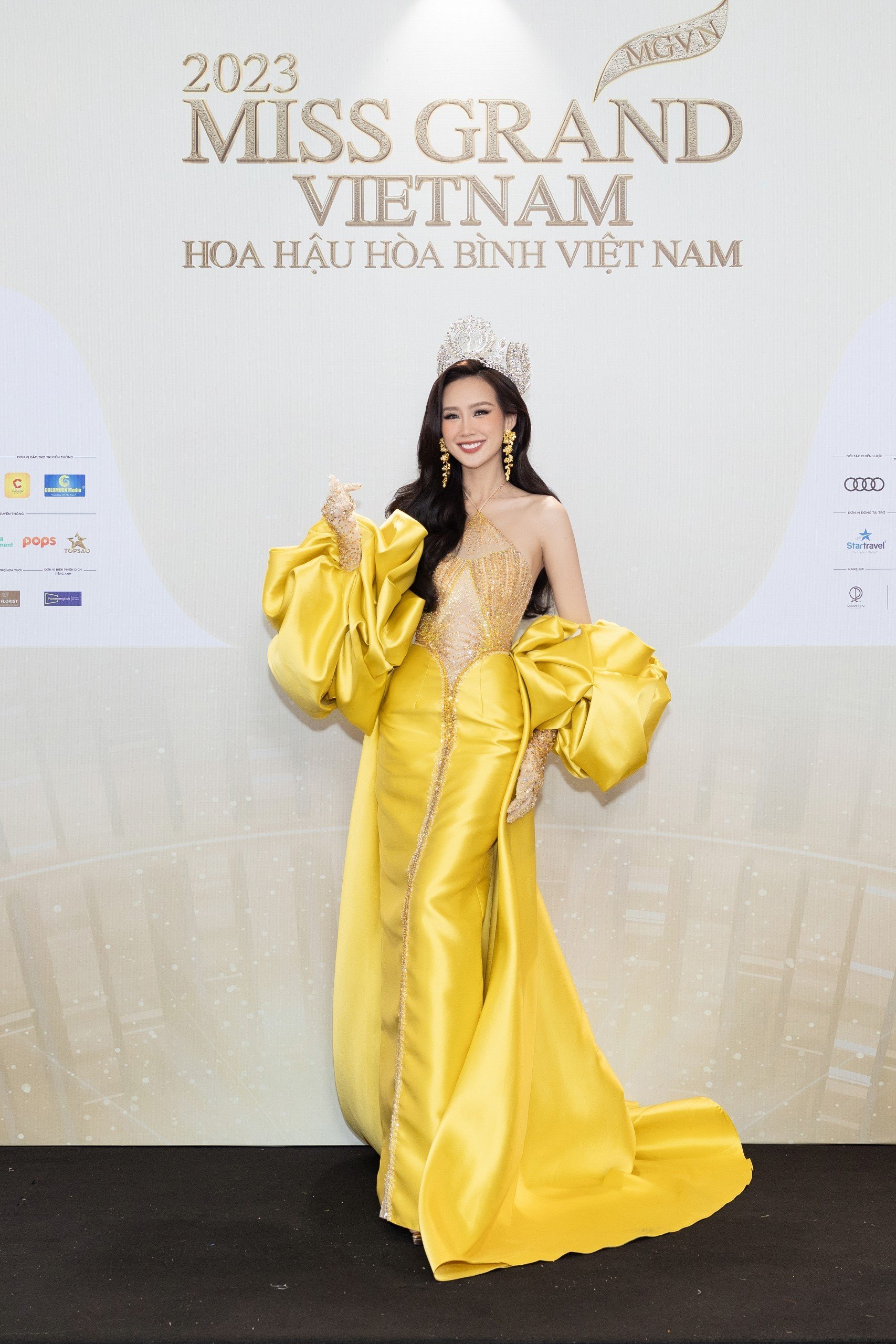 Miss Intercontinental 2022 Lê Nguyễn Bảo Ngọc nổi bật trong chiếc váy yếm có tone màu vàng tươi. Nàng hậu cũng đội lại chiếc vương miện Miss Intercontinental tại sự kiện.