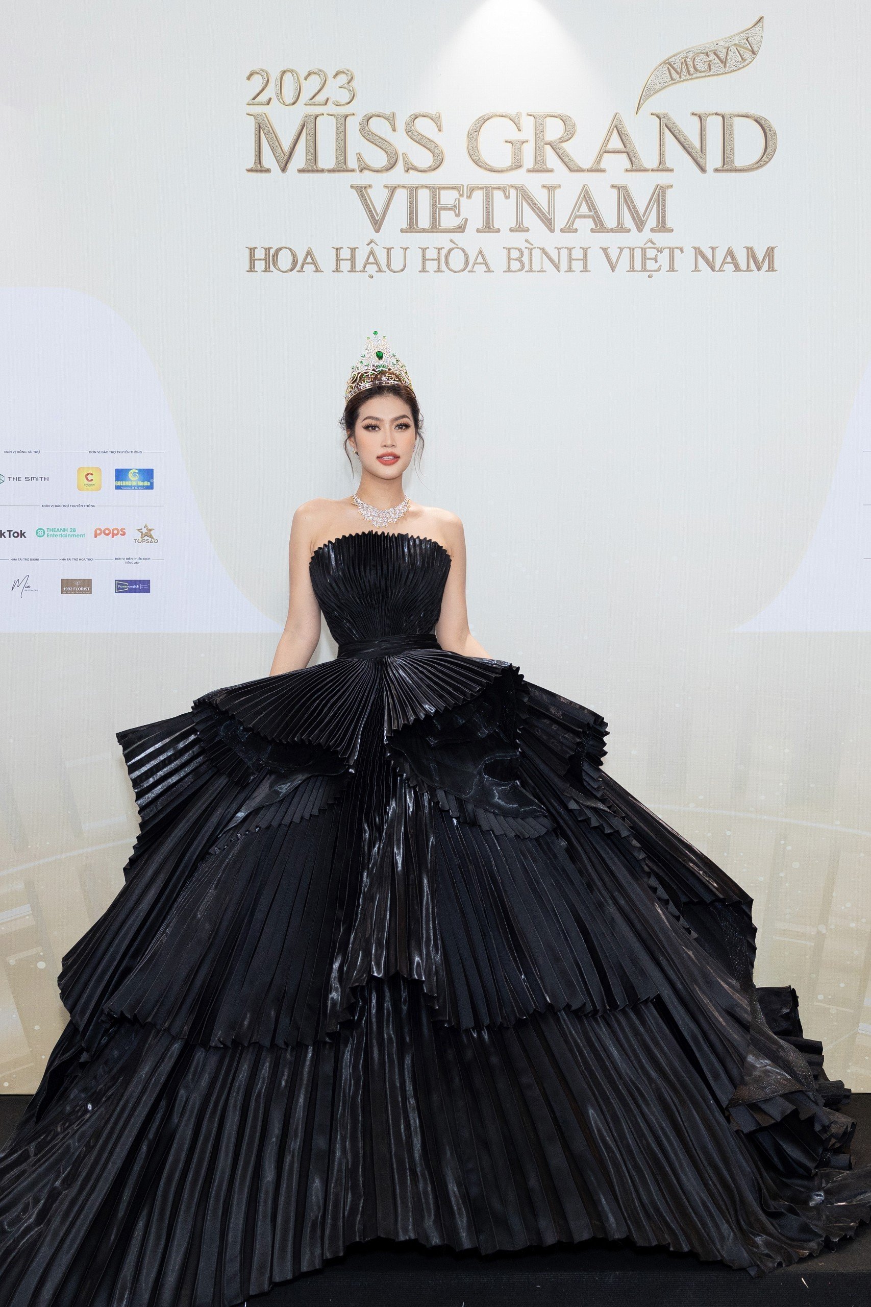 Miss Grand Vietnam 2022 Đoàn Thiên Ân nổi bật trong chiếc váy cúp ngực đen tuyền khoe bả vai thon gọn. Ngoài ra, thiết kế nhấn eo còn giúp nàng Hậu tôn trọn vòng hai ấn tượng.