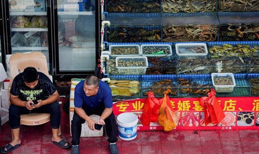 Gian hàng hải sản trong khu chợ tại thành phố Thượng Hải ế ẩm sau khi Nhật Bản xả nước thải hạt nhân. Ảnh: Xinhua