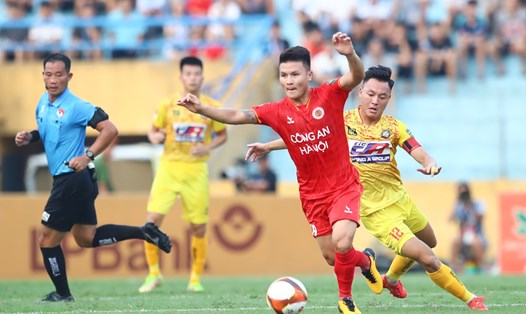 Tiền vệ Quang Hải thi đấu năng nổ trong trận gặp Thanh Hoá. Ảnh: Minh Phong