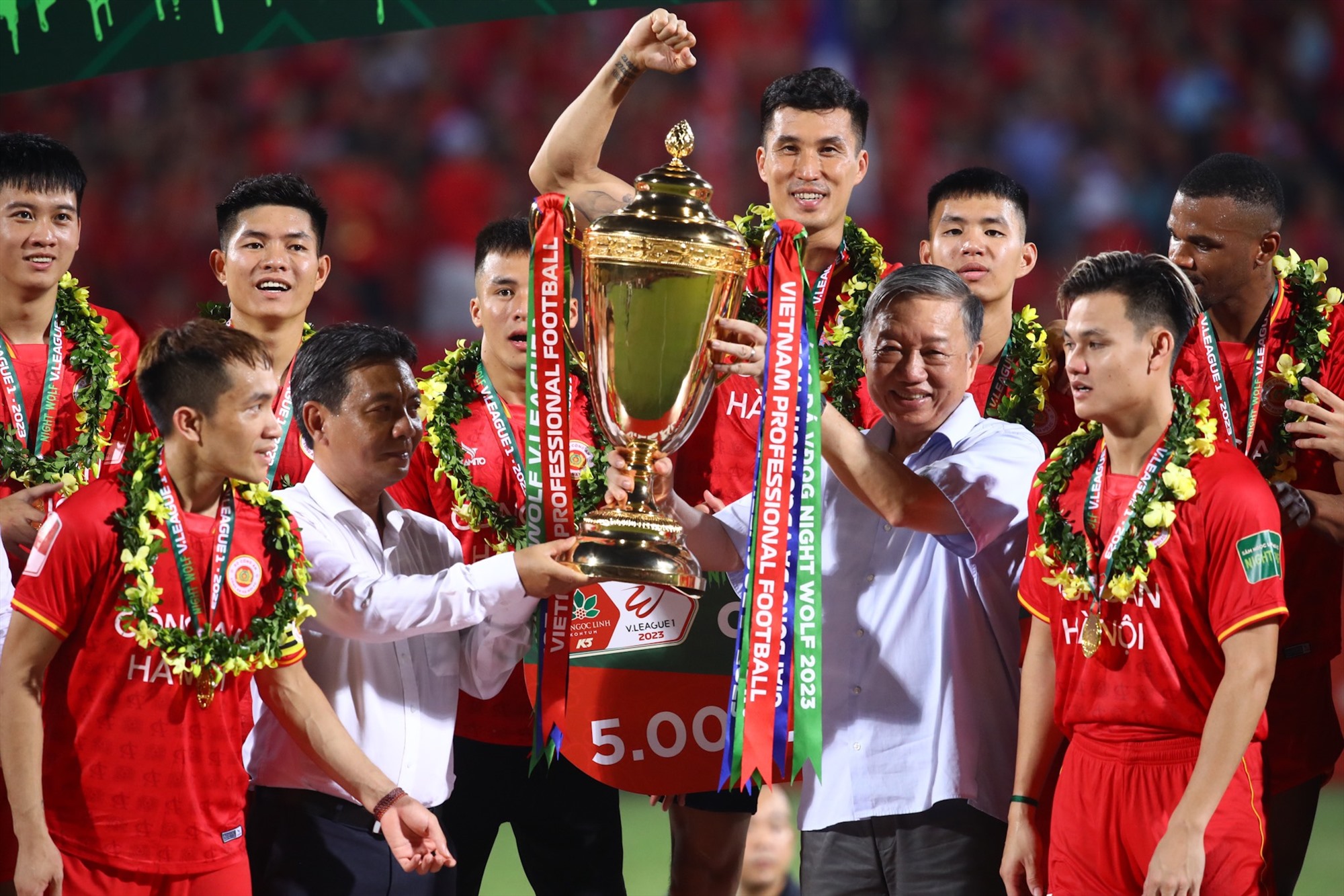 Đại tướng Tô Lâm - Ủy viên Bộ Chính trị, Bộ trưởng Bộ Công an trao cúp vô địch cho các cầu thủ.   
