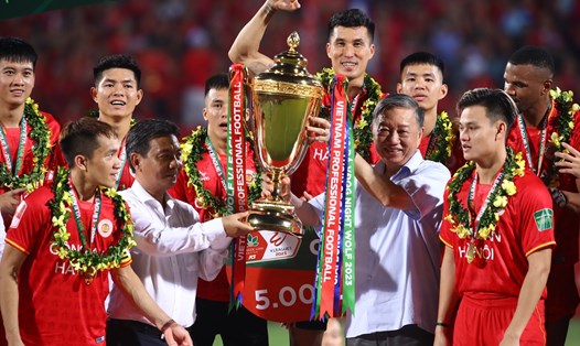 Đại tướng Tô Lâm - Ủy viên Bộ Chính trị, Bộ trưởng Bộ Công an trao cúp vô địch cho các cầu thủ.