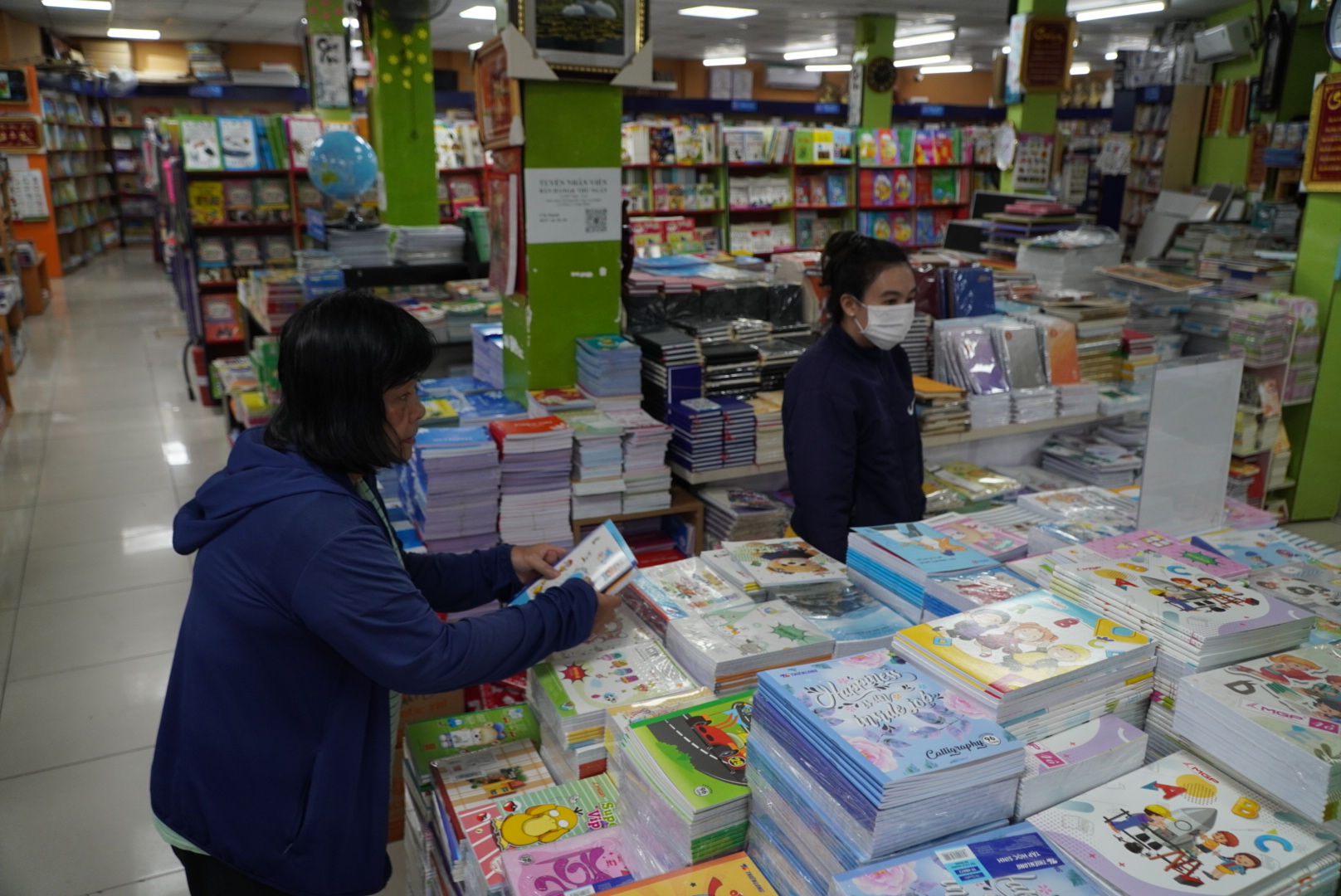 Ghi nhận của Lao Động, tại nhiều hiệu sách lớn trên địa bàn TPHCM như Minh Khai, Nguyễn Văn Cừ,... trong ngày 27.8 có khá đông học sinh, phụ huynh tới mua sắm sách giáo khoa, đồ dùng học tập.
