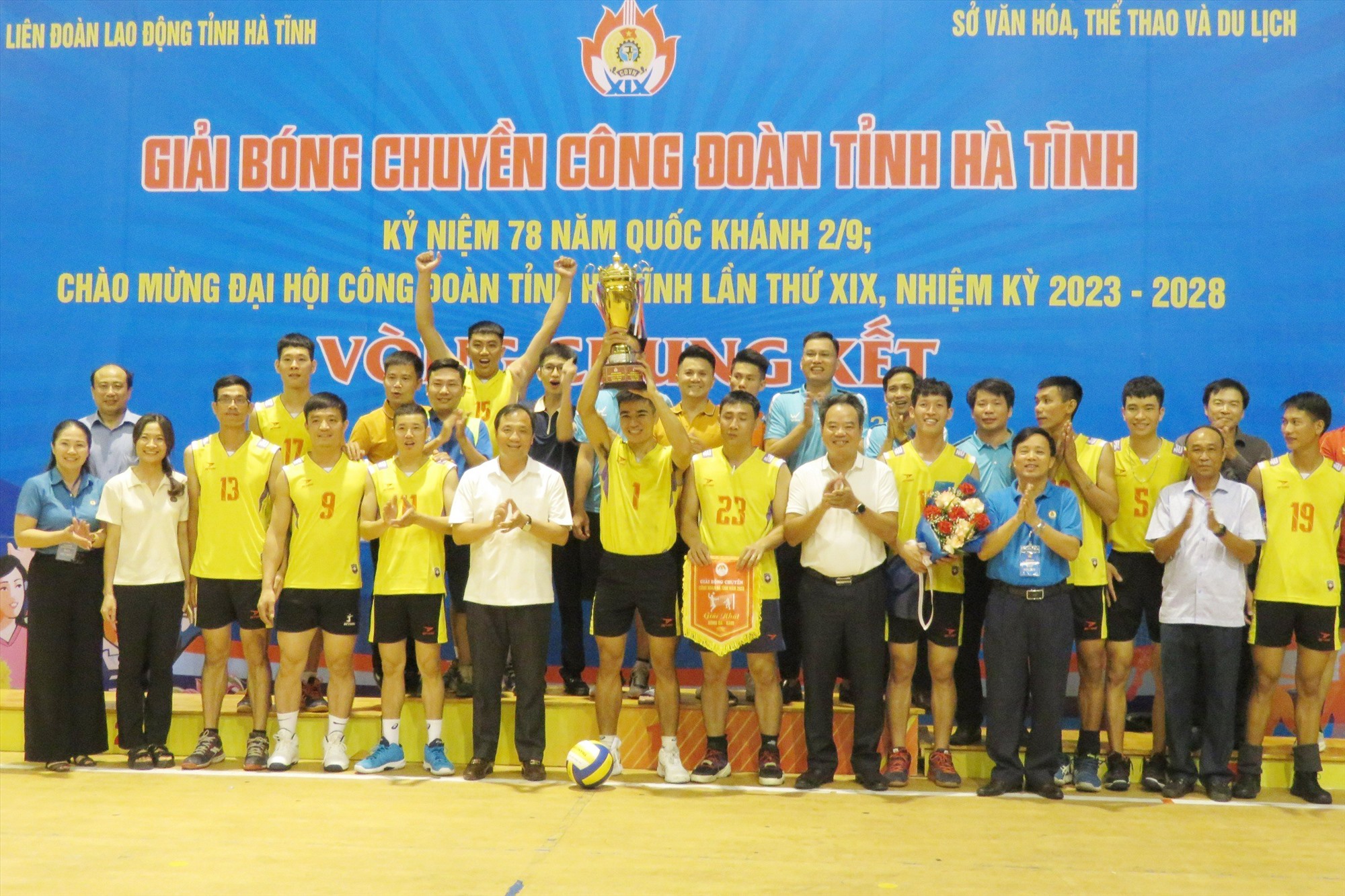 Trao cúp vô địch bóng chuyền da nam cho đội Công đoàn các KKT tỉnh Hà Tĩnh. Ảnh: Công Đoàn.