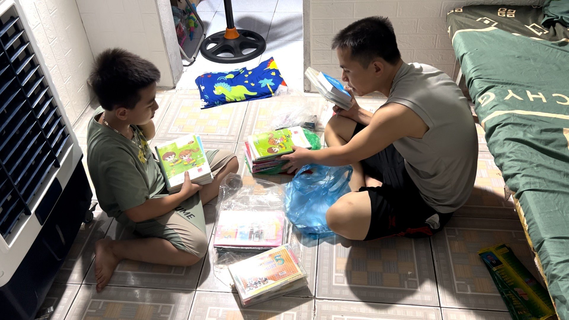 Vợ chồng chị Quỳnh tiết kiệm chi phí sinh hoạt để sắm sửa đồ dùng học tập cho con. Ảnh Hoài Luân