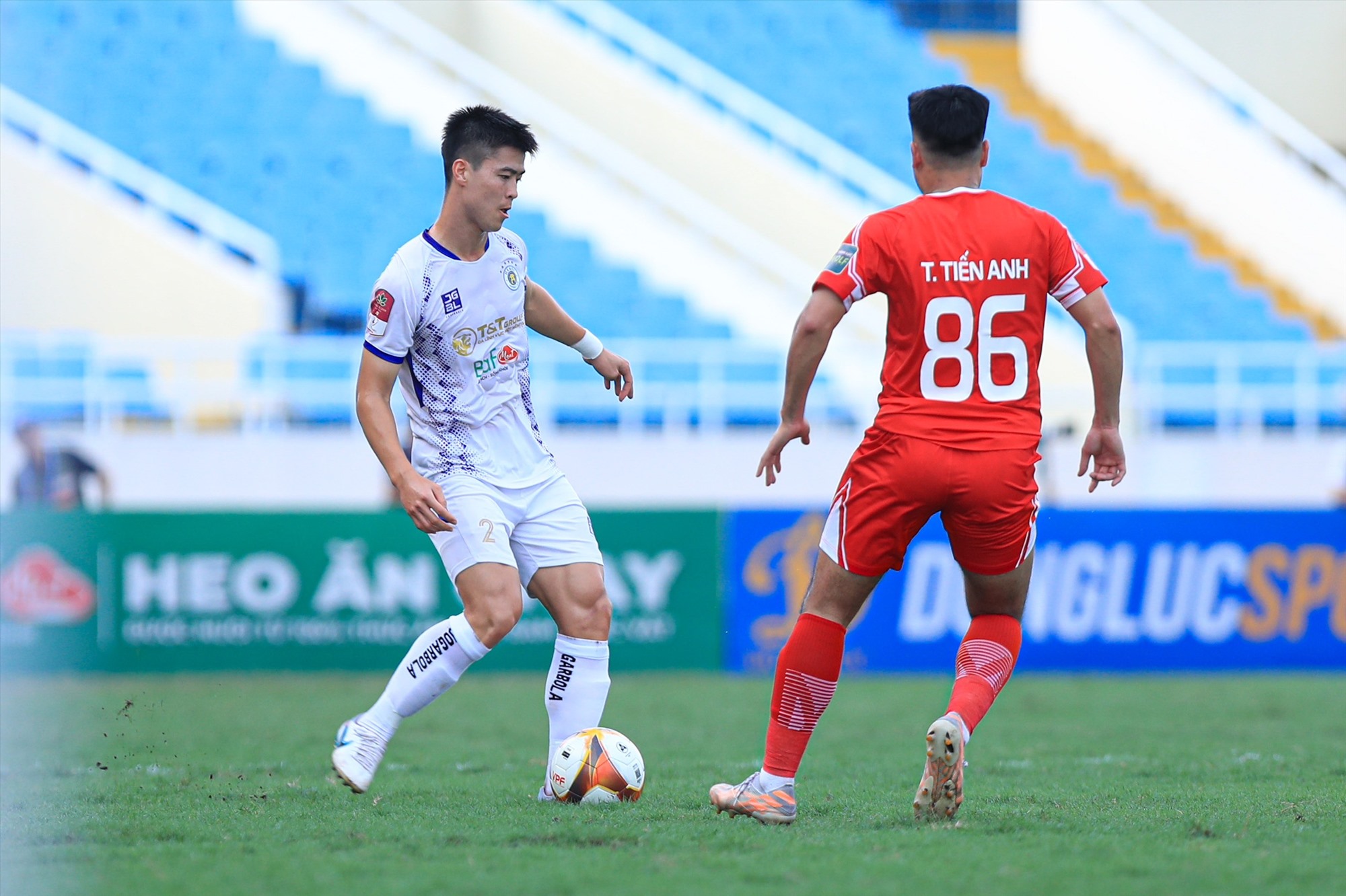 Hà Nội FC (trắng) giành chiến thắng 3-2 trước Viettel. Ảnh: Minh Dân