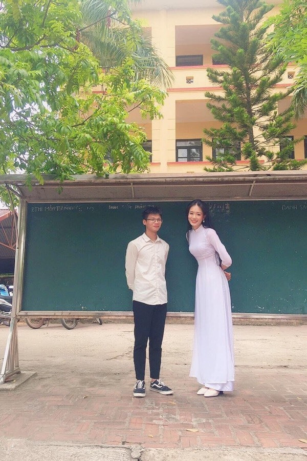 Khánh Linh sở hữu chiều cao nổi bật và duyên dáng khi diện áo dài trắng đi học. Ảnh: Facebook nhân vật