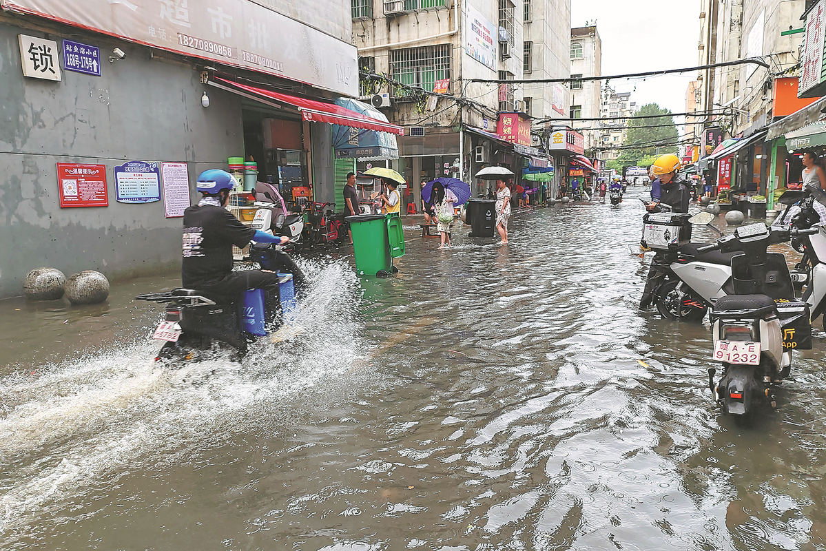 Mưa lớn khiến một con phố ở Nam Xương, tỉnh Giang Tây bị ngập lụt, ngày 13.8.2023. Ảnh: China Daily