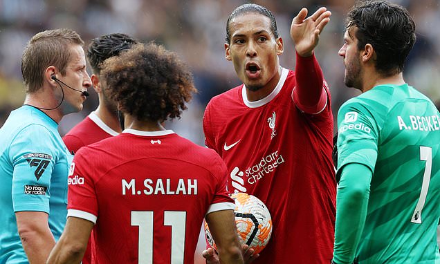 Virgil van Dijk của Liverpool nhận thẻ đỏ trực tiếp. Ảnh: Mail Sports
