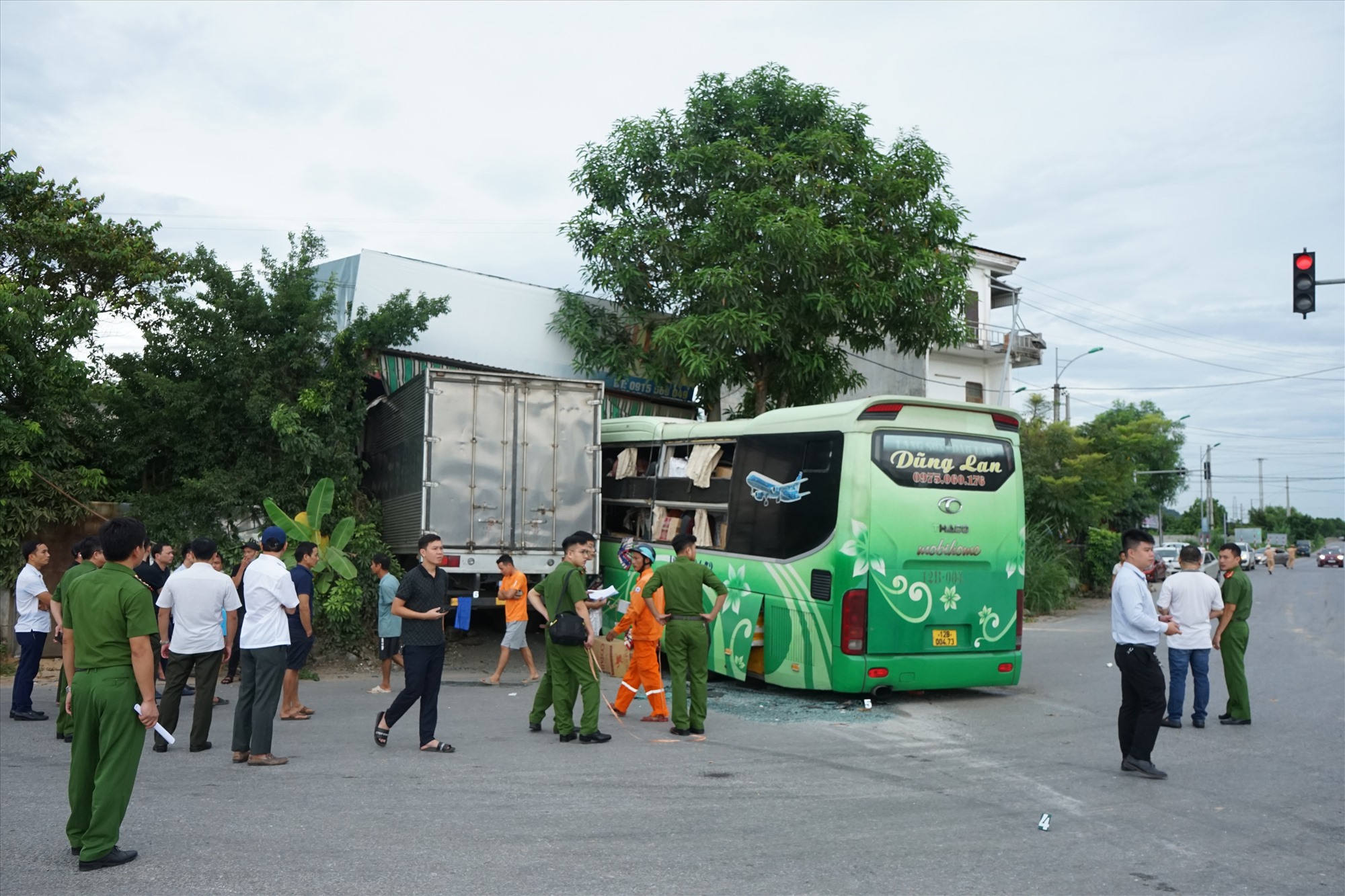 Hiện trường vụ tai nạn giao thông nghiêm trọng. Ảnh: Quách Du