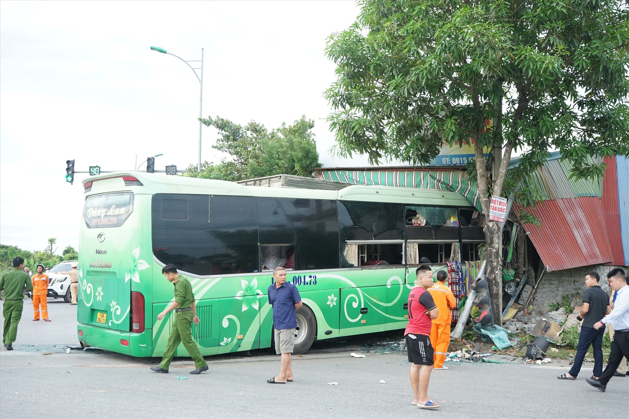 Cả xe tải và xe khách lao vào khu nhà xưởng. Ảnh: Quách Du