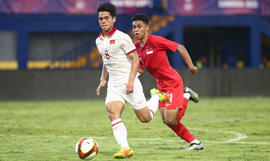 Nhiều cầu thủ U23 Việt Nam, U23 Singapore dự vòng loại U23 châu Á 2024 đã đối đầu nhau tại SEA Games 32. Ảnh: Thanh Vũ