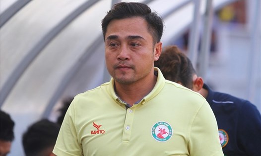Huấn luyện viên Nguyễn Đức Thắng chia tay đội Bình Định. Ảnh: Nguyễn Đăng