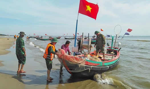 Hình ảnh đưa thi thể một ngư dân Hà Tĩnh vào bờ ở huyện Nghi Xuân, tỉnh Hà Tĩnh cuối tháng 7 vừa qua. Ảnh: Nghi Xuân.