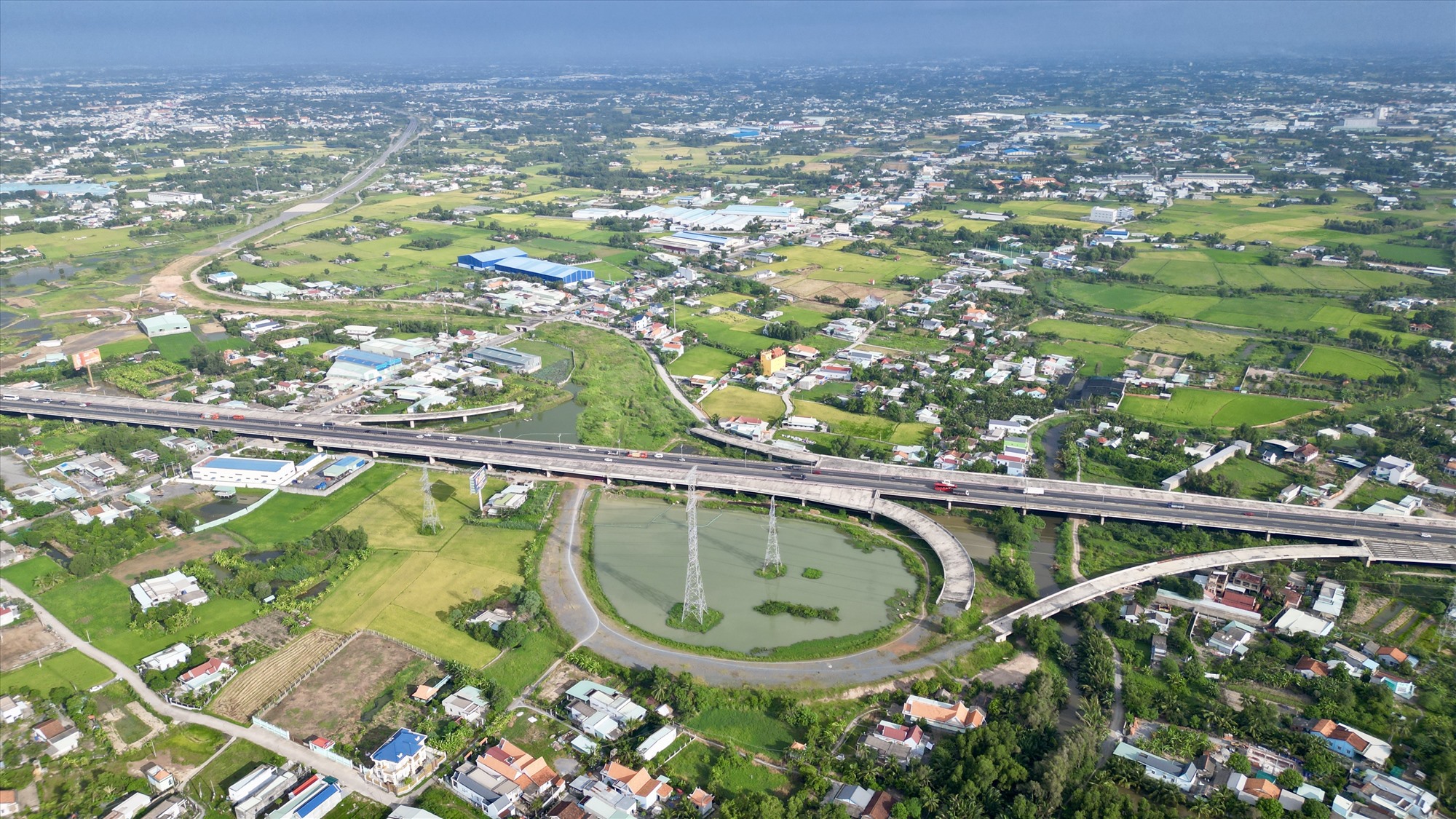 Điểm đầu dự án đi qua huyện Bến Lức (Long An) dài gần 5 km, sẽ kết nối cao tốc TP HCM - Trung Lương.