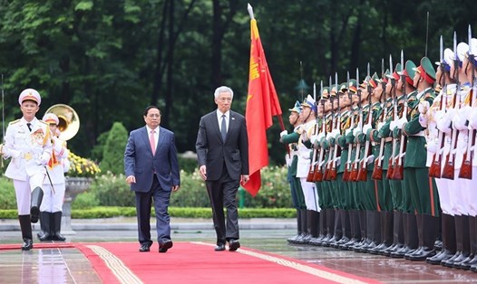 Thủ tướng Chính phủ Phạm Minh Chính và Thủ tướng Singapore Lý Hiển Long duyệt Đội Danh dự Quân đội Nhân dân Việt Nam. Ảnh: TTXVN